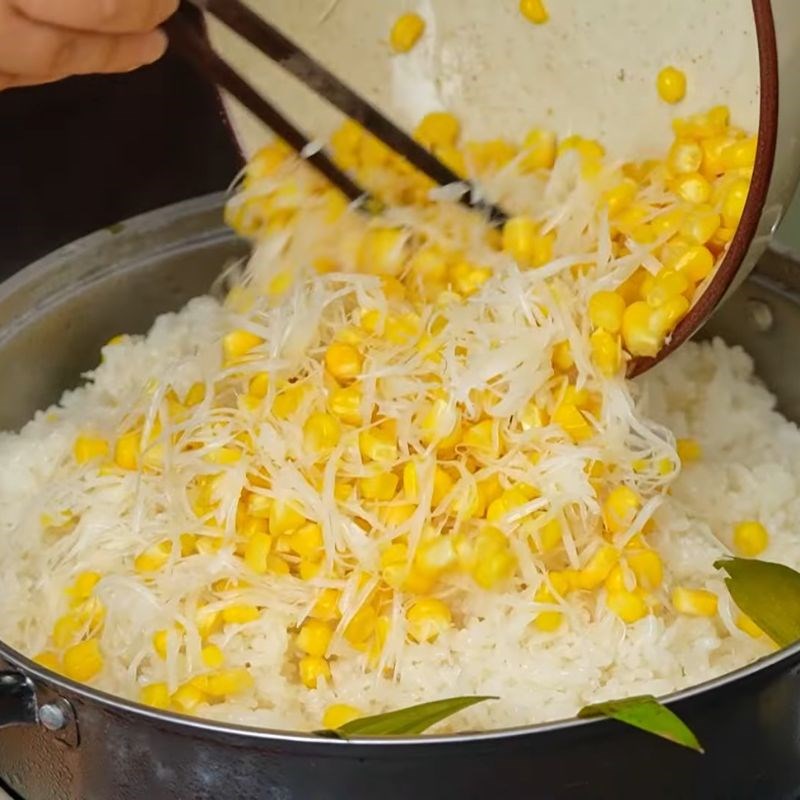 Bước 6 Đồ xôi với ngô và dừa sợi Xôi ngô ngọt nước cốt dừa bằng xửng hấp