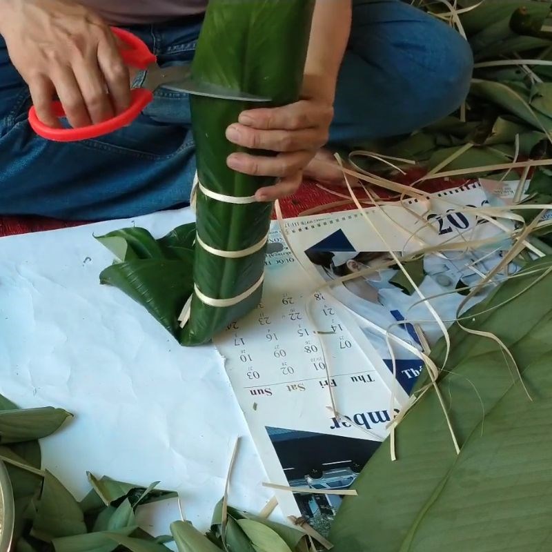 Bước 5 Gấp mép hai đầu bánh tét Bánh tét bằng lá dong