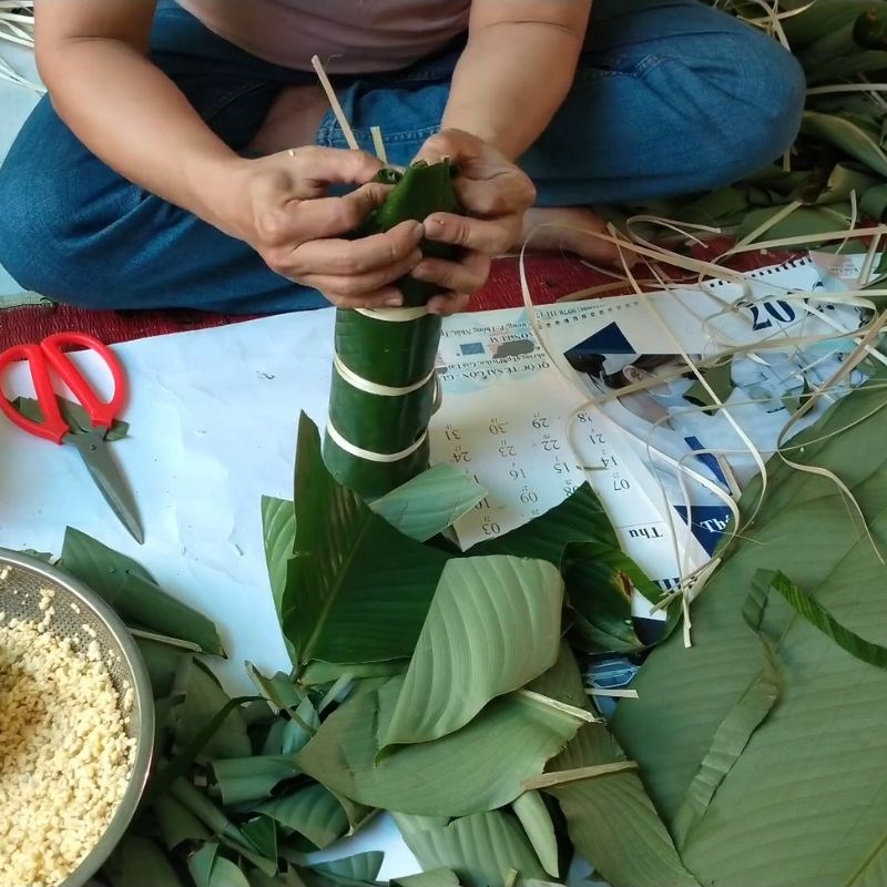 Bước 5 Gấp mép hai đầu bánh tét Bánh tét bằng lá dong