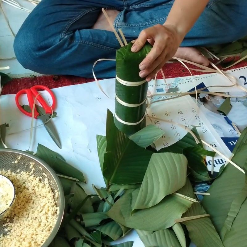 Bước 5 Gấp mép hai đầu bánh tét Bánh tét bằng lá dong
