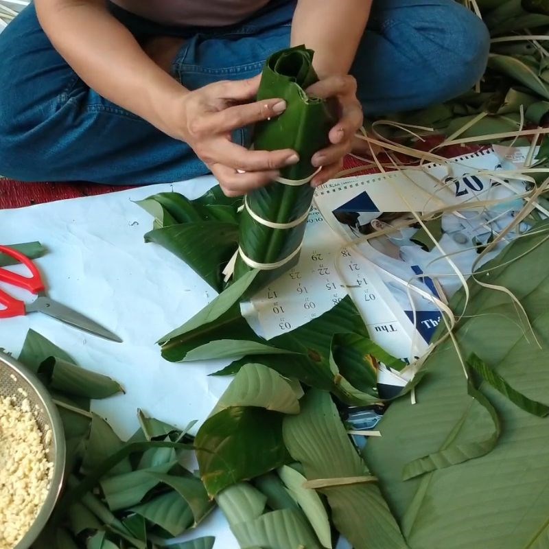 Bước 5 Gấp mép hai đầu bánh tét Bánh tét bằng lá dong