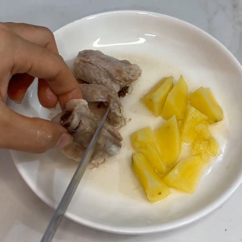 Bước 3 Gỡ thịt sườn non Cháo dinh dưỡng