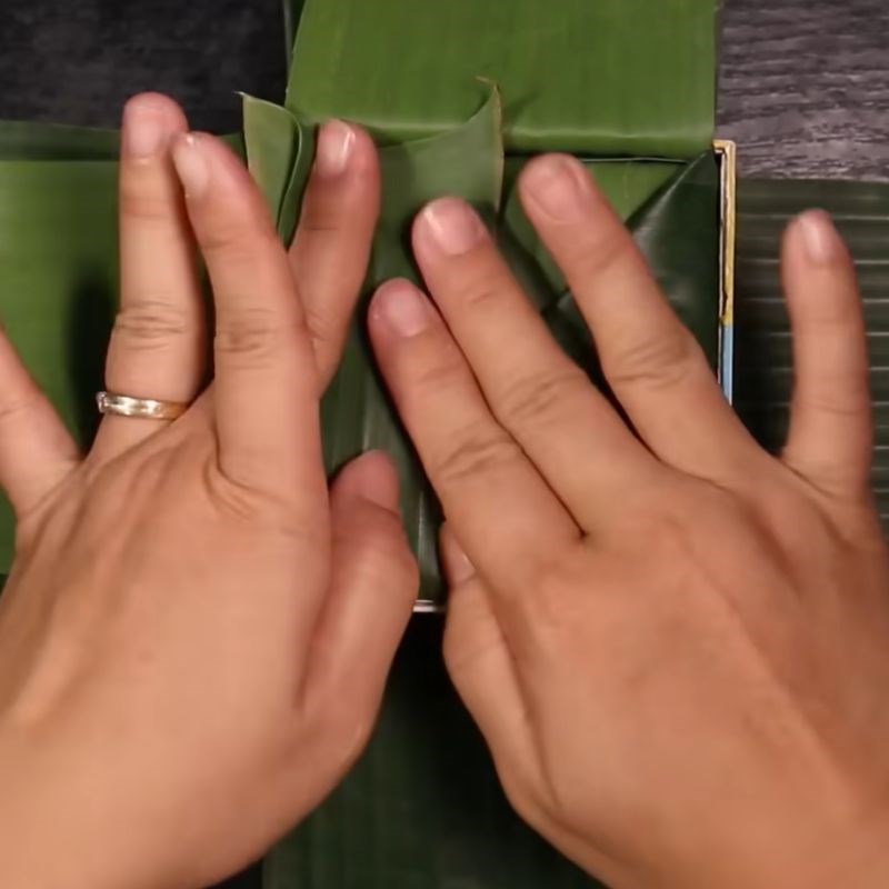 Bước 3 Gói bánh chưng bằng lá chuối (có khuôn) Gói bánh chưng bằng lá chuối