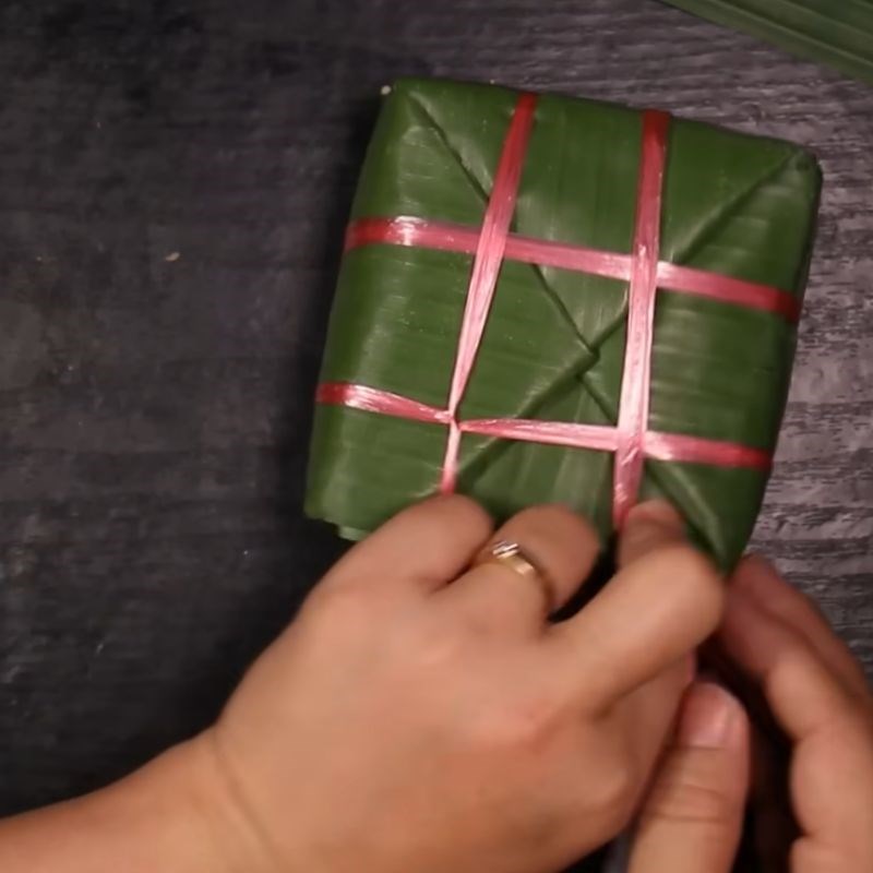 Bước 3 Gói bánh chưng bằng lá chuối (có khuôn) Gói bánh chưng bằng lá chuối