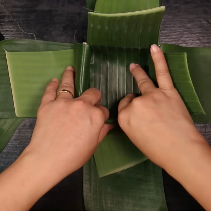 Bước 3 Gói bánh chưng bằng lá chuối (có khuôn) Gói bánh chưng bằng lá chuối