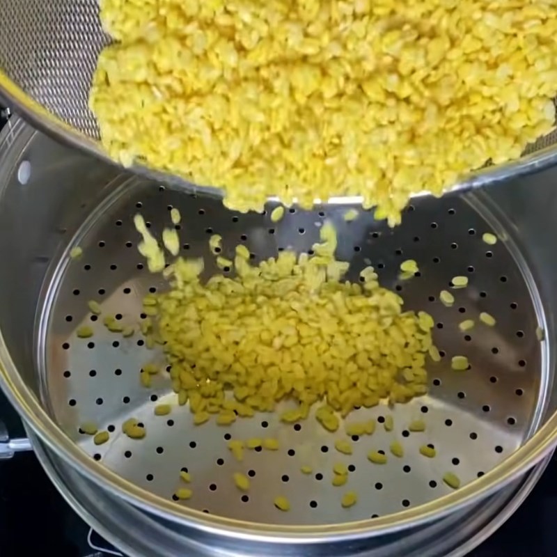 Bước 2 Hấp đậu xanh bằng xửng hấp Xôi đậu xanh nước cốt dừa bằng xửng hấp