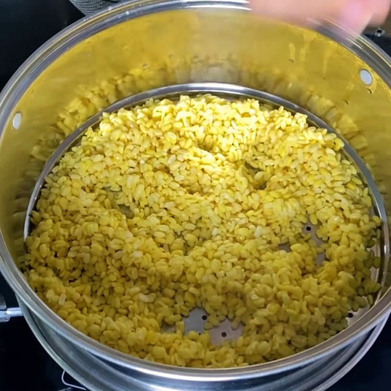 Bước 2 Hấp đậu xanh bằng xửng hấp Xôi đậu xanh nước cốt dừa bằng xửng hấp