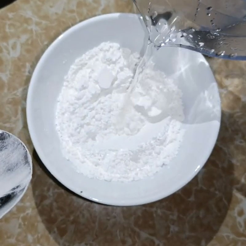 Bước 2 Hòa tan bột làm chất ổn định Kem chuối không bị đông đá
