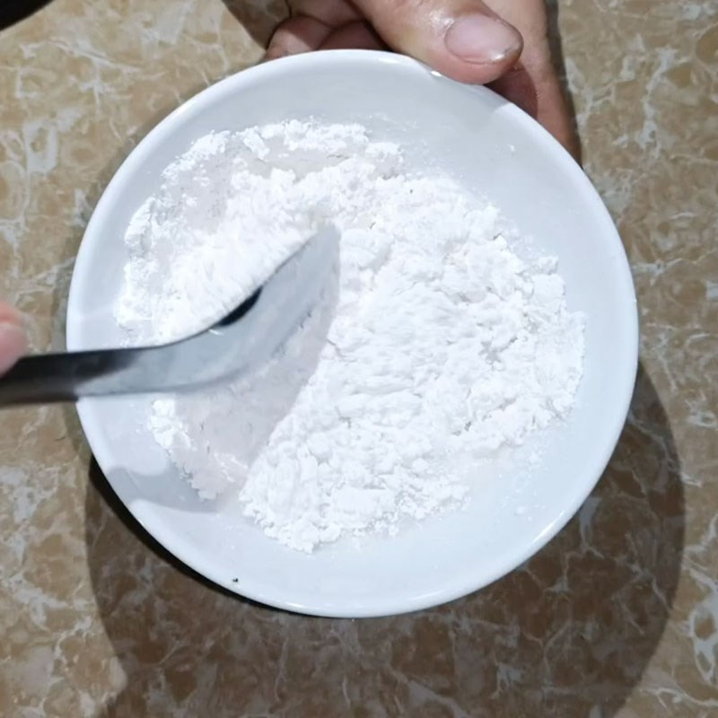 Bước 2 Hòa tan bột làm chất ổn định Kem chuối không bị đông đá