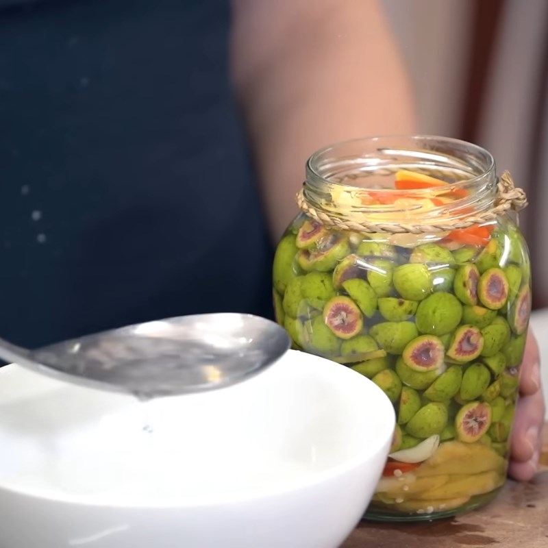 Bước 6 Hoàn thành hũ sung muối và bảo quản đúng cách Muối sung chua ngọt