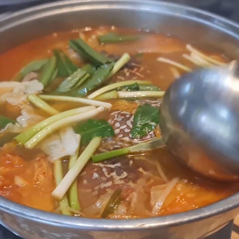 Bước 4 Hoàn thành món lẩu ghẹ kim chi Lẩu ghẹ kim chi