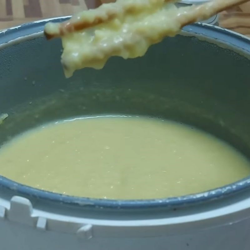 Bước 3 Hớt bọt và đánh nhuyễn đậu Chè đậu xanh đánh bằng nồi cơm điện