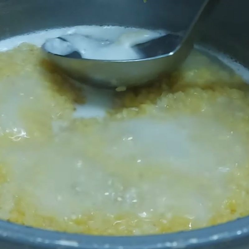 Bước 3 Hớt bọt và đánh nhuyễn đậu Chè đậu xanh đánh bằng nồi cơm điện