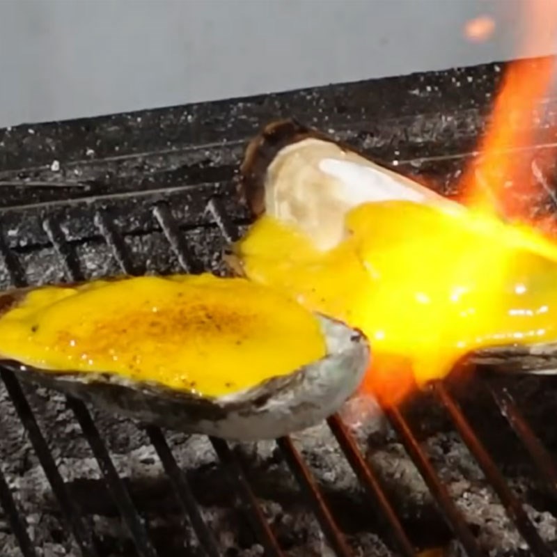 Bước 6 Khè lửa tạo màu vàng đẹp mắt sốt phô mai nướng hàu