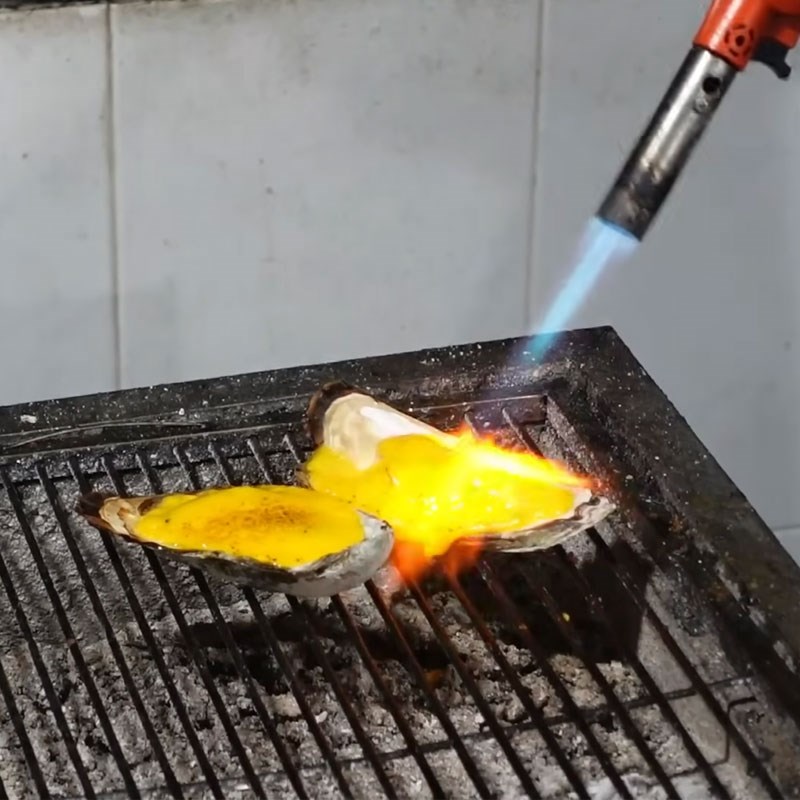 Bước 6 Khè lửa tạo màu vàng đẹp mắt sốt phô mai nướng hàu