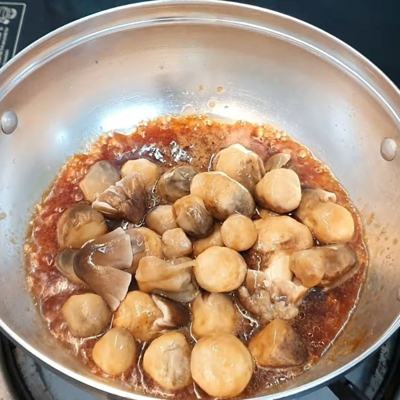 Bước 4 Khô nấm rơm với nước tương Nấm rơm kho nước tương