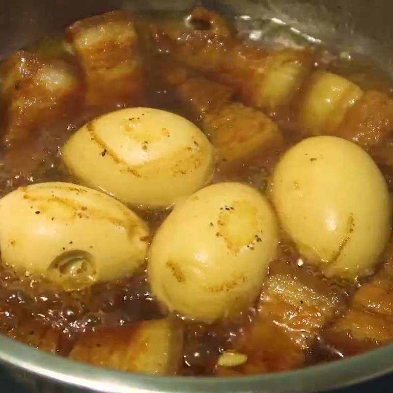 Bước 3 Kho thịt với trứng Thịt kho tàu bằng gói gia vị