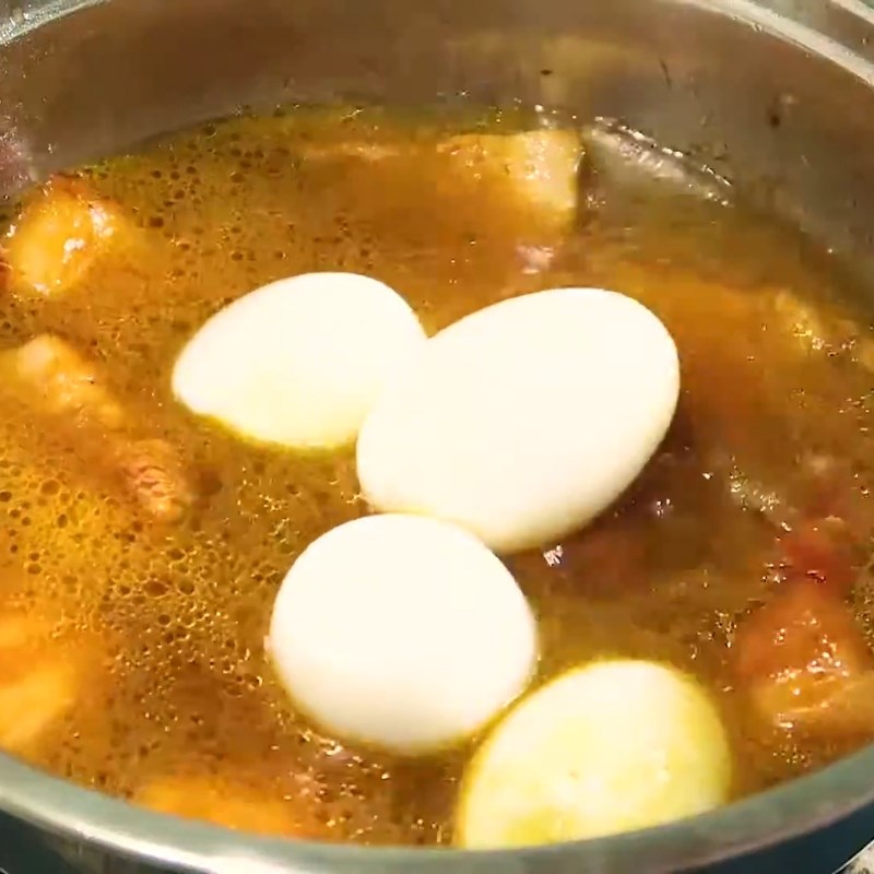 Bước 3 Kho thịt với trứng Thịt kho tàu bằng gói gia vị