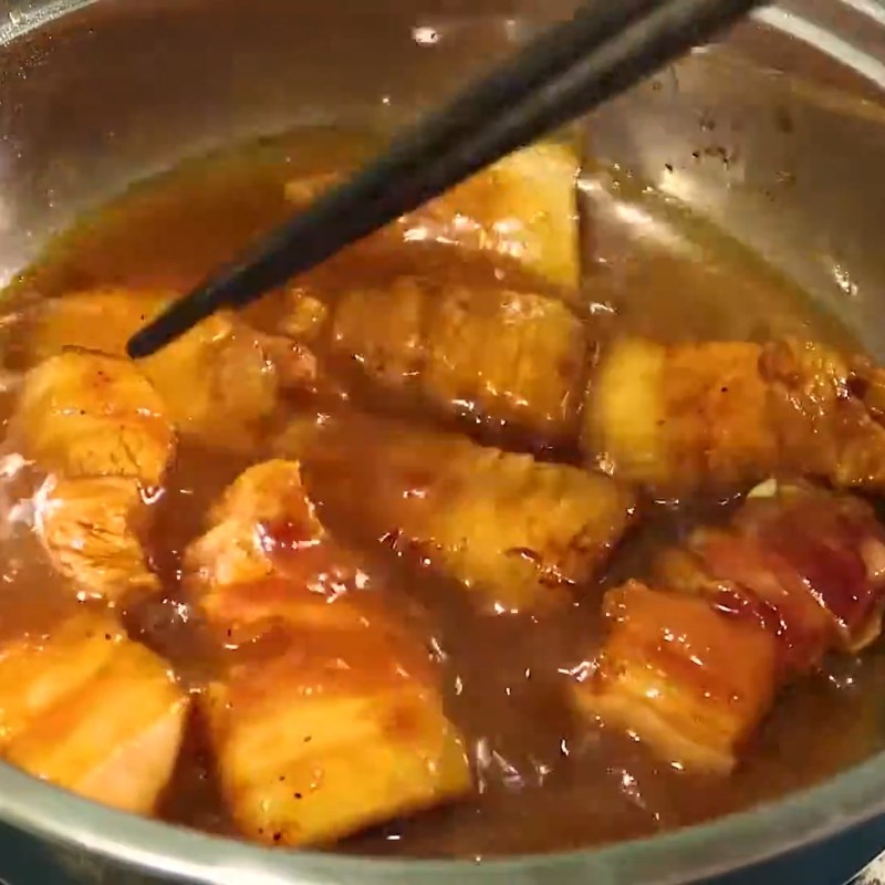 Bước 3 Kho thịt với trứng Thịt kho tàu bằng gói gia vị