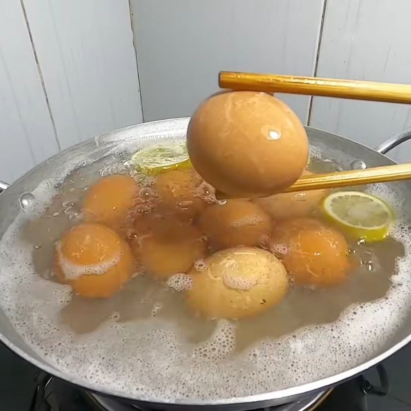 Bước 4 Kiểm tra độ chín của trứng Trứng gà luộc