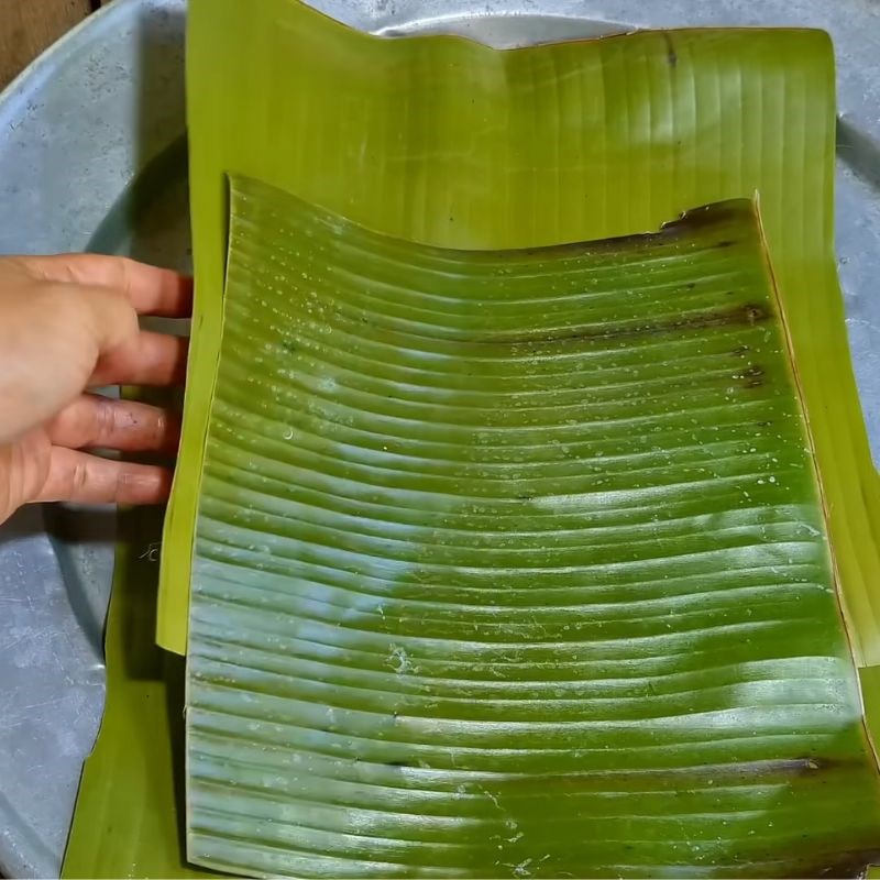 Bước 4 Kỹ thuật xếp lá chuối và gói bánh tét đẹp Bánh tét bằng lá chuối