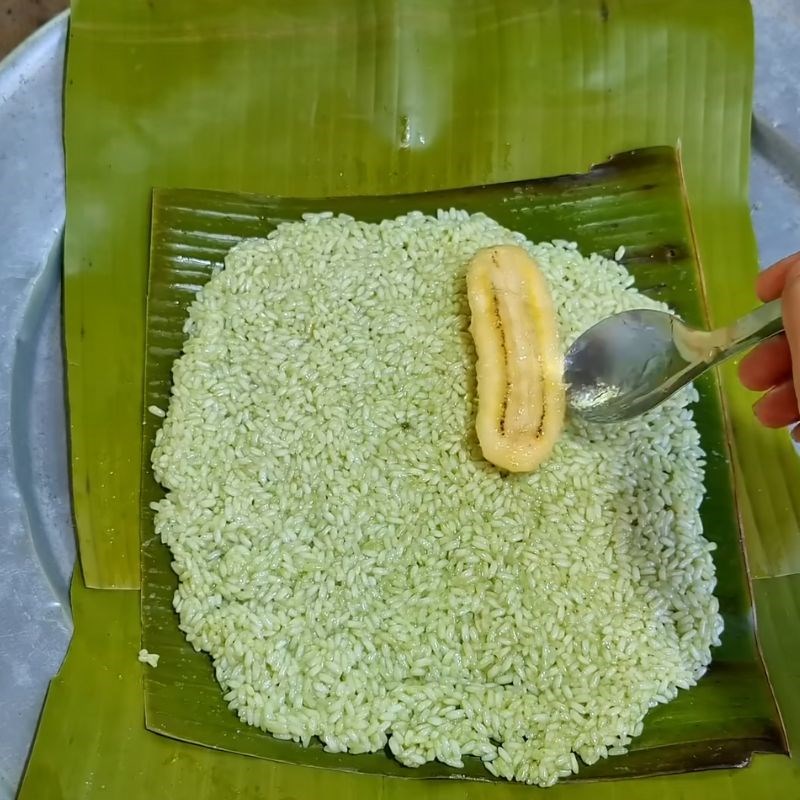 Bước 4 Kỹ thuật xếp lá chuối và gói bánh tét đẹp Bánh tét bằng lá chuối