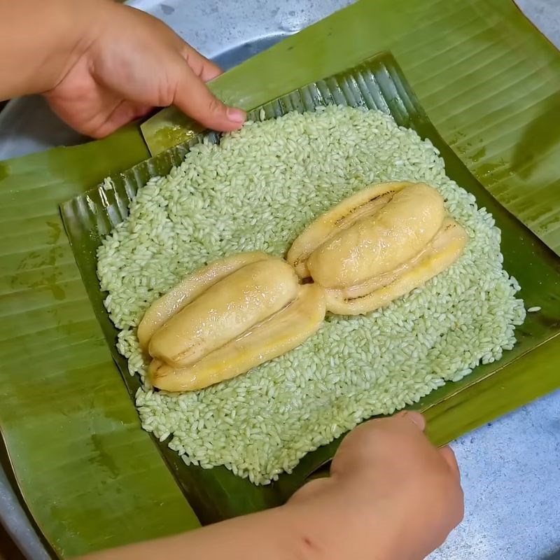 Bước 4 Kỹ thuật xếp lá chuối và gói bánh tét đẹp Bánh tét bằng lá chuối