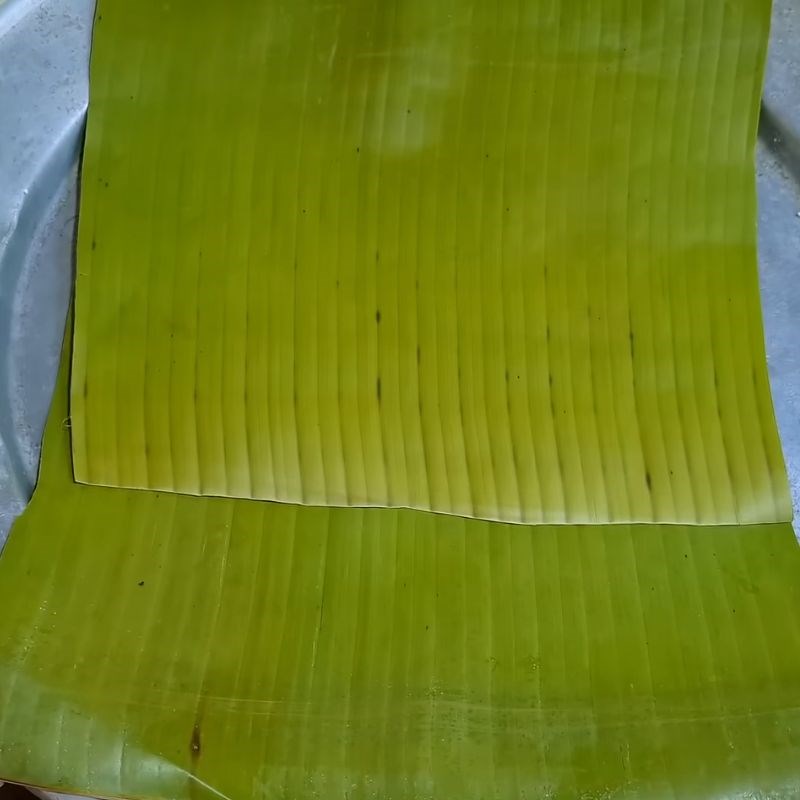 Bước 4 Kỹ thuật xếp lá chuối và gói bánh tét đẹp Bánh tét bằng lá chuối