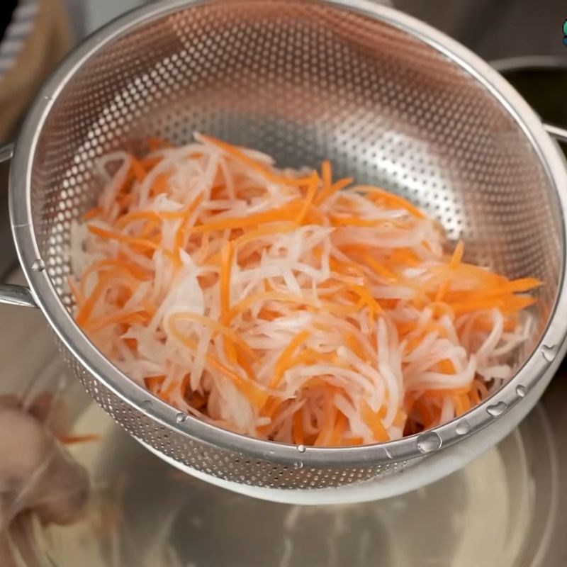 Bước 4 Làm đồ chua Bún trộn thịt nướng