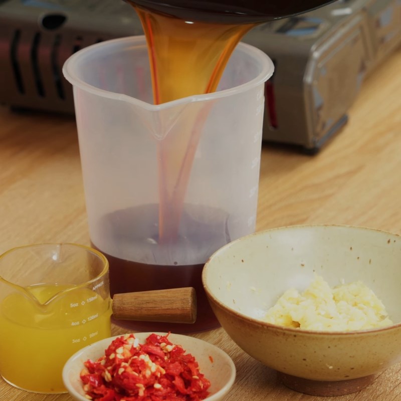 Bước 3 Làm nguội và pha trộn tỏi ớt, nước cốt tắc Nước sốt chua ngọt