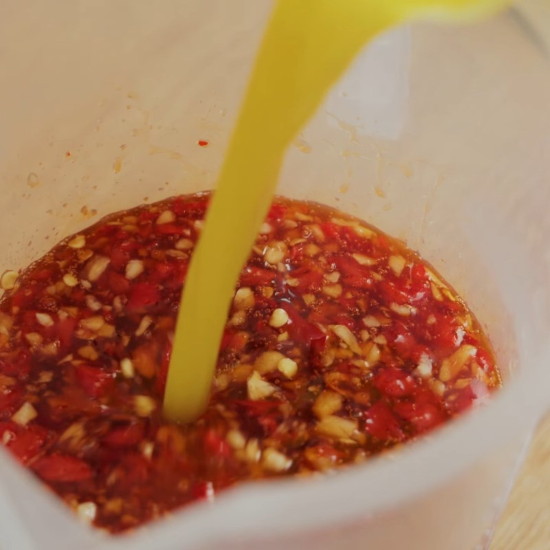 Bước 3 Làm nguội và pha trộn tỏi ớt, nước cốt tắc Nước sốt chua ngọt