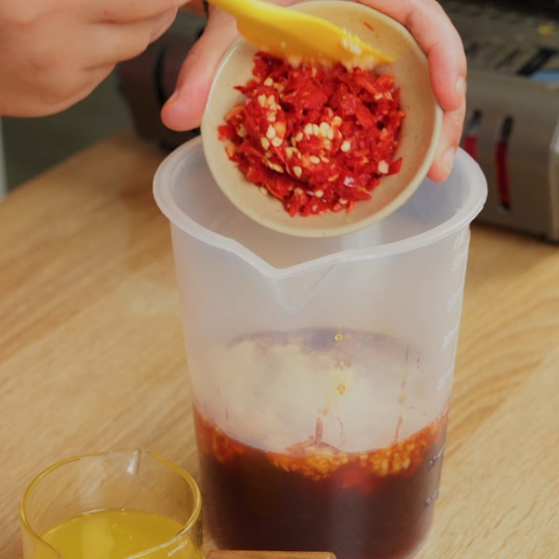 Bước 3 Làm nguội và pha trộn tỏi ớt, nước cốt tắc Nước sốt chua ngọt