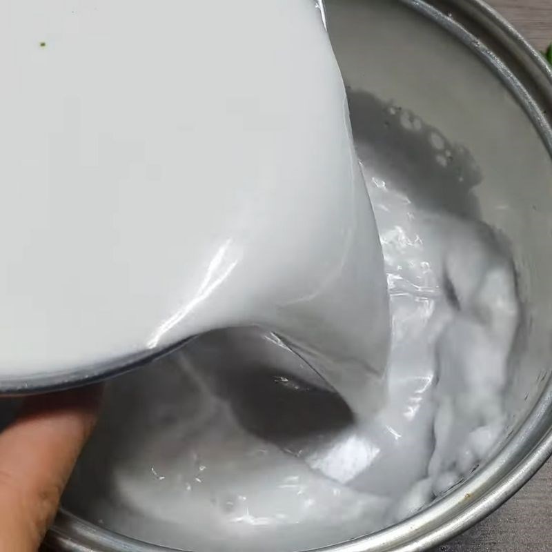 Bước 5 Làm nước cốt dừa béo ngậy Chè trôi nước bằng bột năng