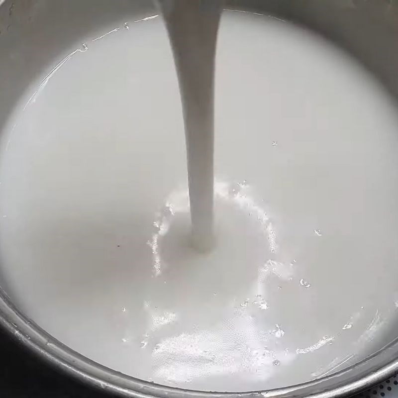 Bước 5 Làm nước cốt dừa béo ngậy Chè trôi nước bằng bột năng