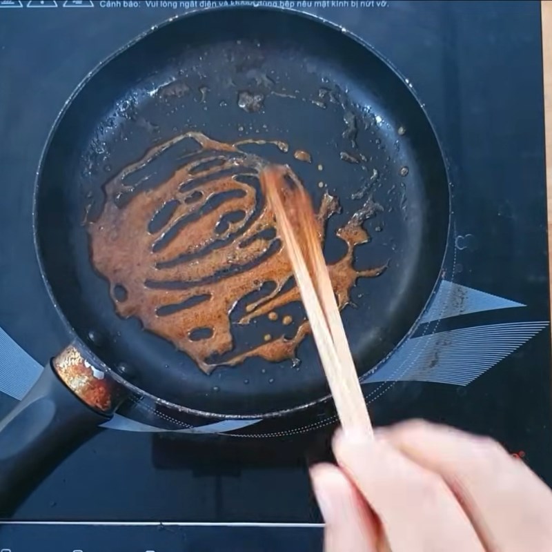 Bước 4 Làm nước màu và hoàn thiện sốt chua ngọt Sườn xào chua ngọt bằng chanh