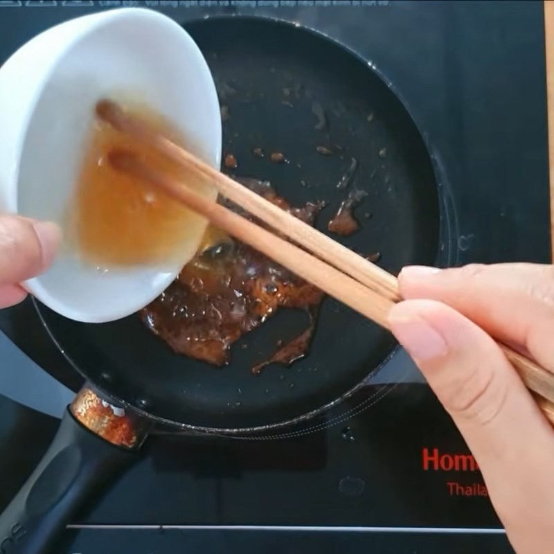 Bước 4 Làm nước màu và hoàn thiện sốt chua ngọt Sườn xào chua ngọt bằng chanh