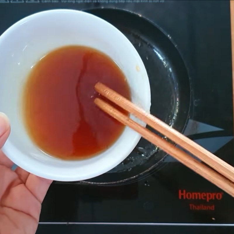 Bước 4 Làm nước màu và hoàn thiện sốt chua ngọt Sườn xào chua ngọt bằng chanh