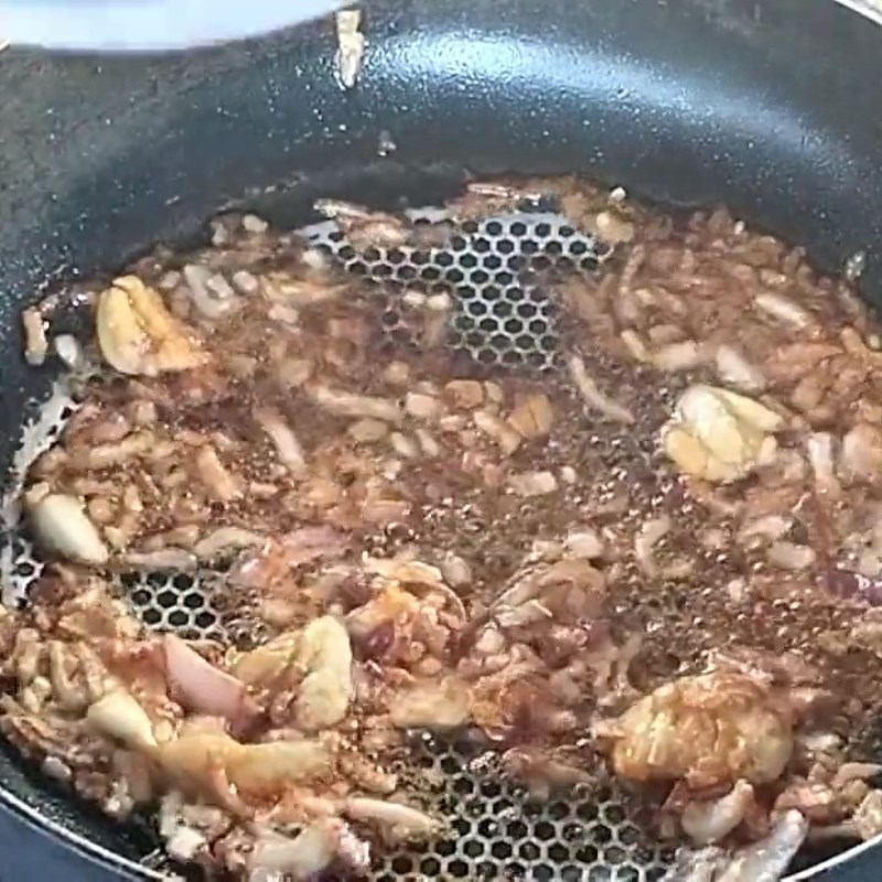 Bước 2 Làm nước màu và xào thịt Mít non kho thịt