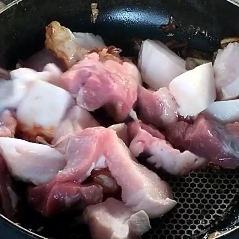 Bước 2 Làm nước màu và xào thịt Mít non kho thịt