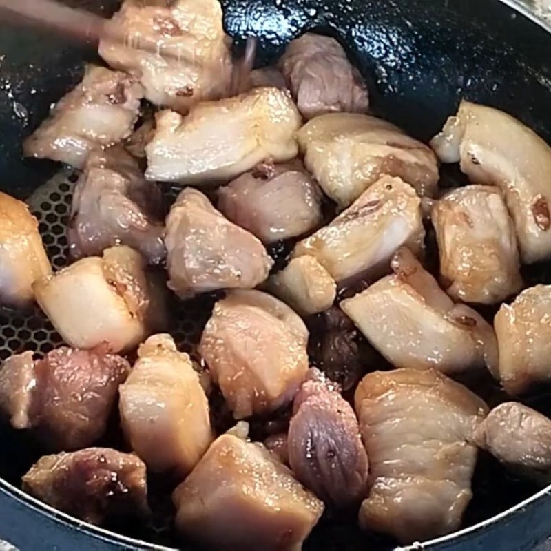 Bước 2 Làm nước màu và xào thịt Mít non kho thịt