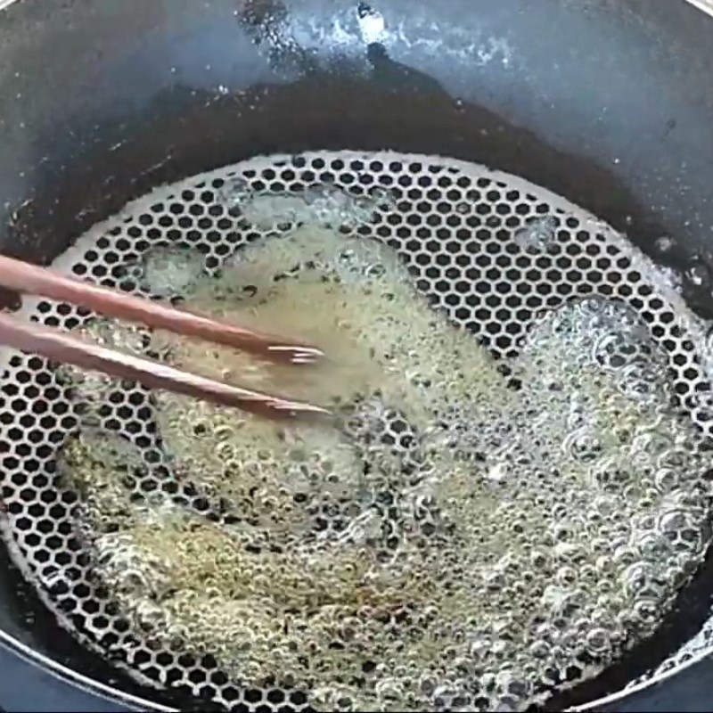 Bước 2 Làm nước màu và xào thịt Mít non kho thịt