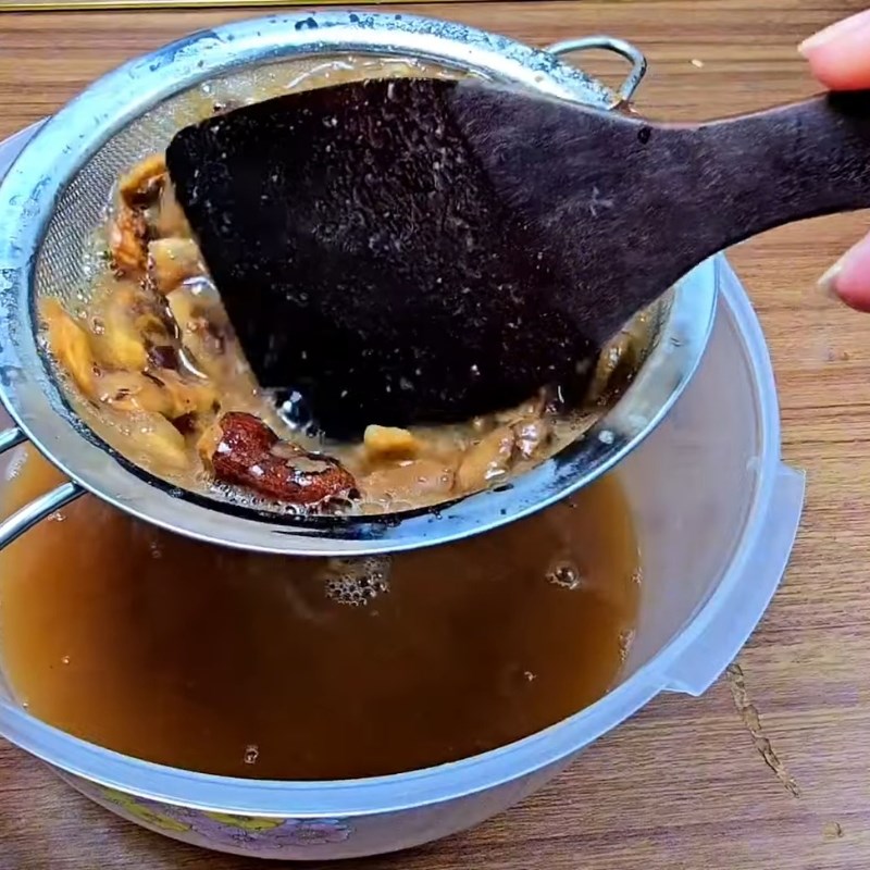 Bước 2 Lấy nước cốt me Nước sốt Thái