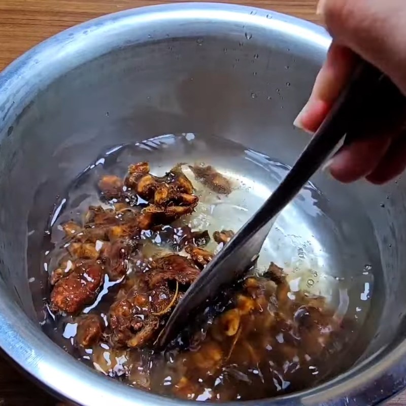 Bước 2 Lấy nước cốt me Nước sốt Thái