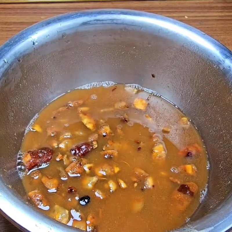 Bước 2 Lấy nước cốt me Nước sốt Thái