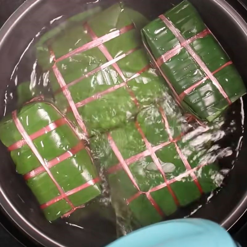 Bước 4 Luộc bánh chưng gói bằng lá chuối Gói bánh chưng bằng lá chuối