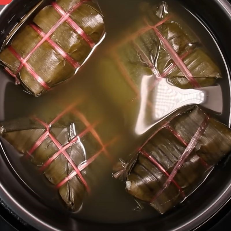 Bước 4 Luộc bánh chưng gói bằng lá chuối Gói bánh chưng bằng lá chuối