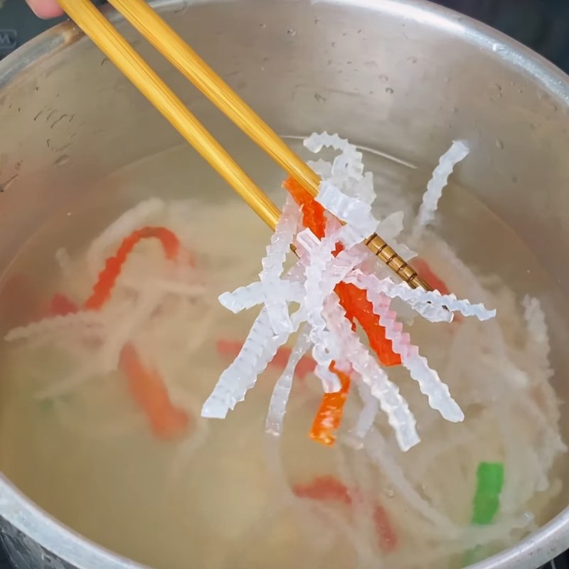 Bước 4 Luộc bột khoai Chè thập cẩm nước cốt dừa