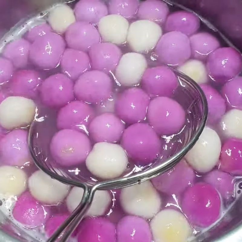 Bước 4 Luộc chè và pha nước đường Chè trôi nước bằng bột năng