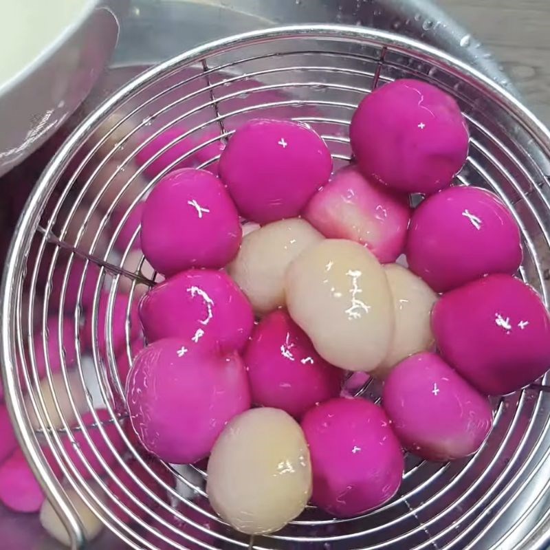 Bước 4 Luộc chè và pha nước đường Chè trôi nước bằng bột năng