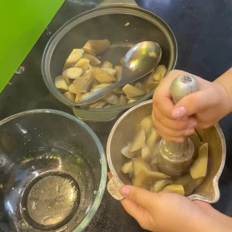Bước 2 Luộc chuối xanh Chuối nấu đánh nhuyễn